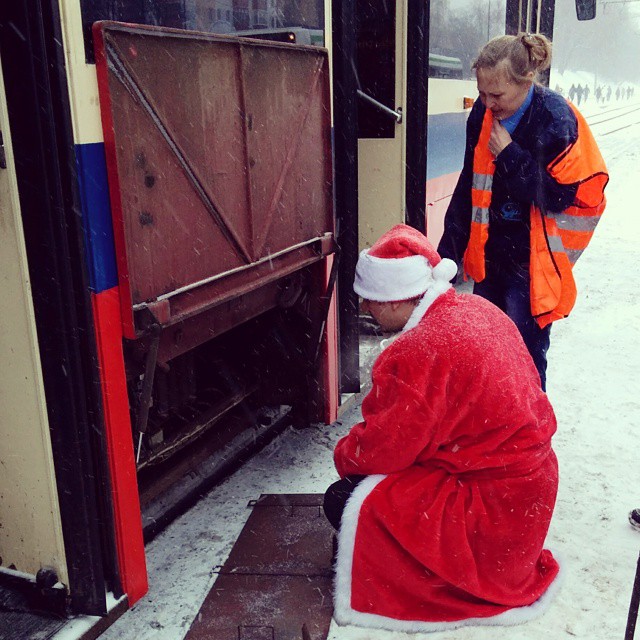 Правильный дед мороз не только подарки приносит,но и успешно(!) чинит трамваи:)